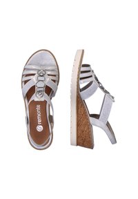 Sandales argentées à talon en liège texturé, avec des brides ajustables, au design épuré et un détail accent circulaire à l'avant.