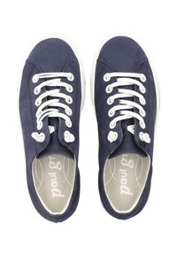 Ναυτικές καμβά sneakers με λευκές βάσεις, στρογγυλή μύτη και υφή στο πάνω μέρος. Διαθέτουν λουλουδάτη αλυσίδα και αντίθετη λευκή σόλα.