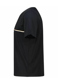 Schwarzes T-Shirt mit kurzen Ärmeln aus Baumwolle, das einen weißen und goldenen horizontalen Streifen über der Brust hat. Einfaches, gerades Design.