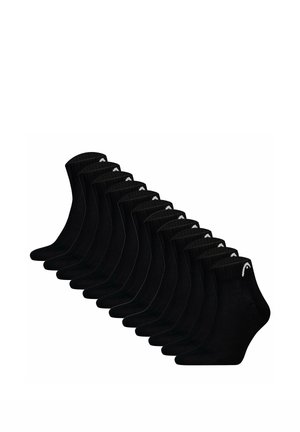 Zwölf Paar schwarze Knöchelsocken in einer Reihe angeordnet, jeweils mit einem kleinen weißen Logo nahe dem Bündchen.