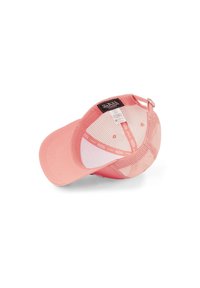 Gorra rosa con visera curvada, parte trasera de malla y cinta ajustable. El interior cuenta con forro y detalles de etiqueta en tela suave.