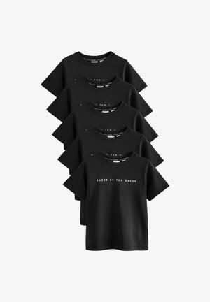 Schwarze Baumwoll-T-Shirts, die im Bild gestapelt sind, mit Rundhalsausschnitt, kurzen Ärmeln und weißem Text "BAKER BY TED BAKER" auf der Vorderseite bedruckt.