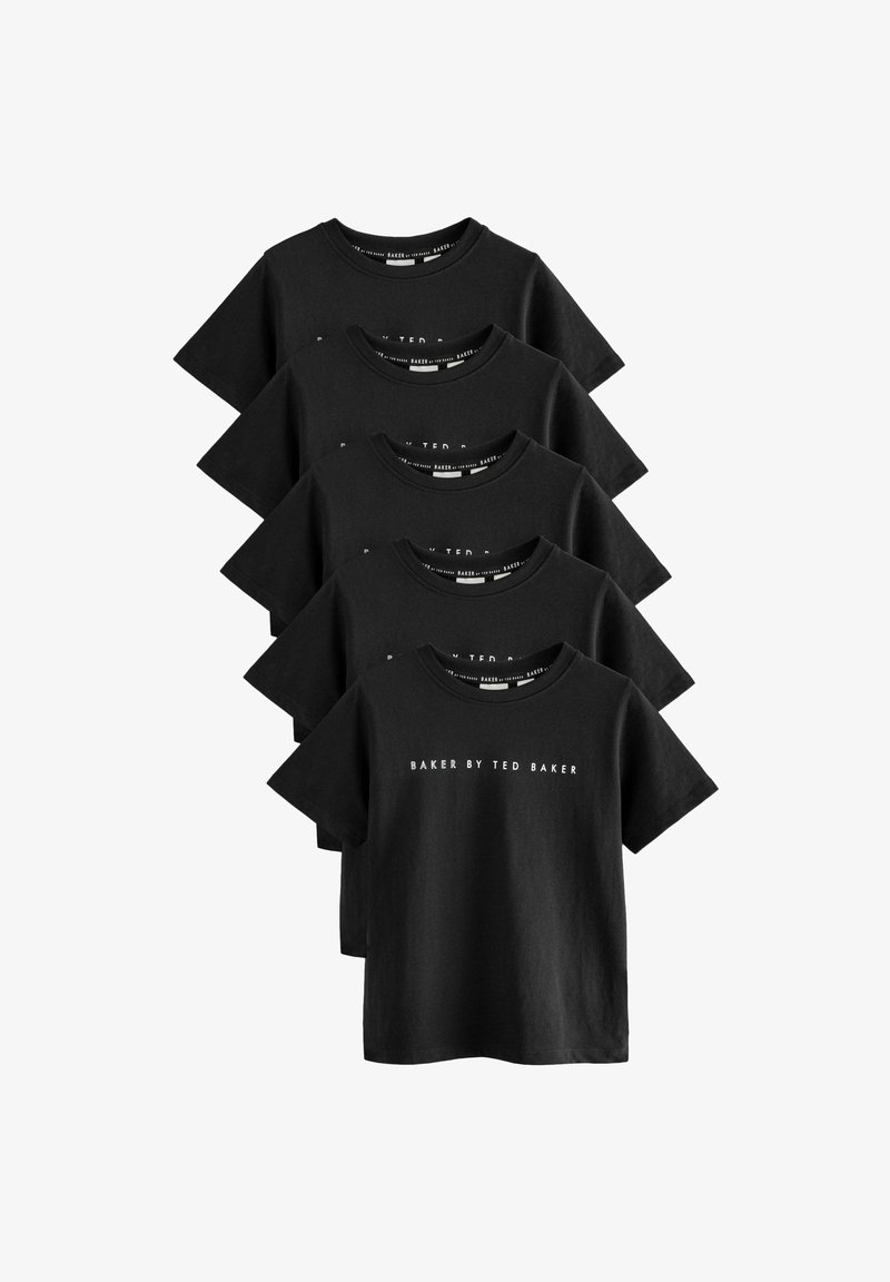 Melnas kokvilnas t-krekli, kas sakrāti attēlā, ar apaļu kakla izgriezumu, īsām piedurknēm un baltu tekstu "BAKER BY TED BAKER", kas drukāts uz priekšpuses.