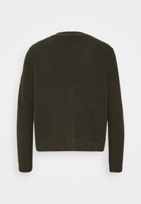 Suéter de punto verde oscuro con textura acanalada, mangas largas y cuello redondo. Presenta un diseño corto y un dobladillo grueso en la parte inferior.
