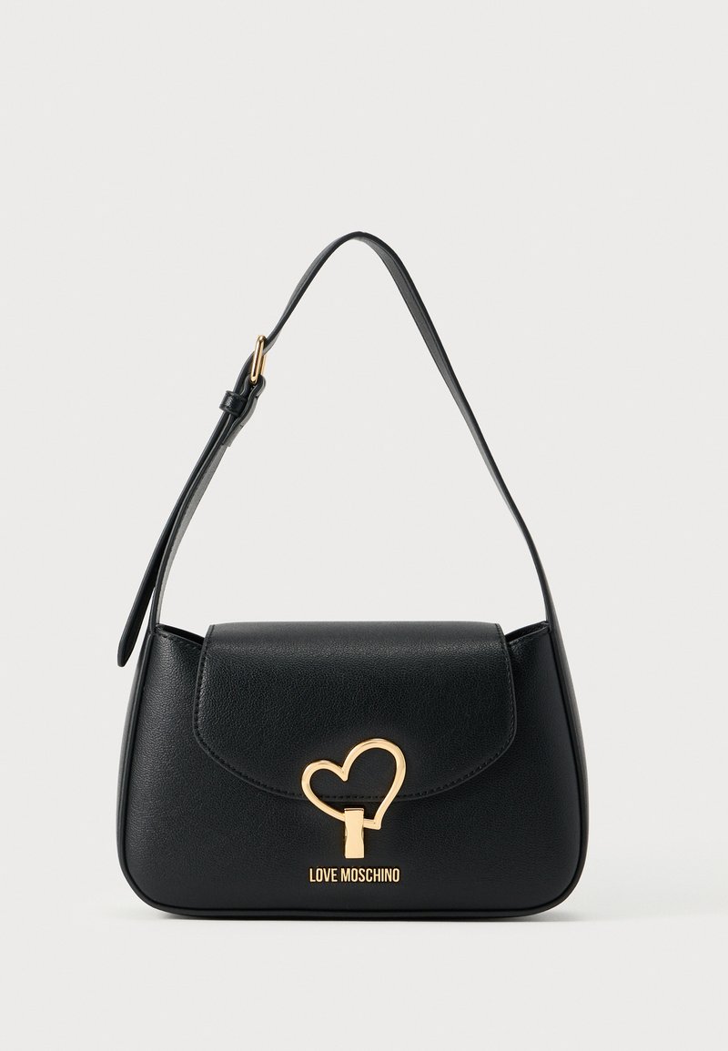 Μαύρη δερμάτινη τσάντα χειρός με κυρτό σχήμα, χρυσά μεταλλικά στοιχεία σε σχήμα καρδιάς και ρυθμιζόμενο ιμάντα ώμου. Διαθέτει λογότυπο στο μπροστινό μέρος.