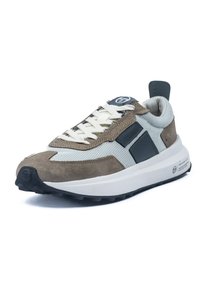 Brun och grå sneaks med en texturerad mocka- och meshöverdel, vita snören, tjock sula och detaljinslag i mörkgrå.