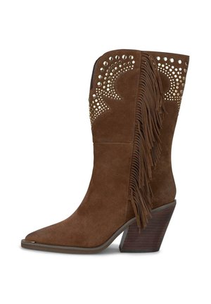 Bota vaquera de ante marrón hasta media pantorrilla con punta afilada, tacón apilado, tachuelas metálicas y flecos decorativos en el lateral.