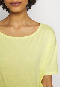 QS T-shirt basic - light yellow
