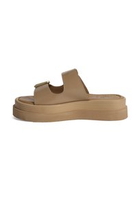 Bruine leren slidesandalen met een brede band en een goudkleurige gesp. Heeft een dikke platformzool met horizontale ribbels voor textuur.
