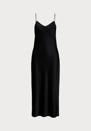 Robe de nuit en satin noir avec des fines bretelles réglables, un décolleté en V et une silhouette droite qui descend jusqu'à mi-mollet. Texture lisse.