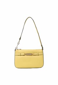 Borsa a tracolla in pelle gialla con una superficie liscia, dotata di un logo in metallo dorato e una singola tracolla. Design minimalista senza motivi.