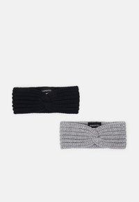 Dos cintas de cabeza de punto: una en negro y otra en gris claro. Ambas presentan un diseño retorcido, un acabado texturizado y una etiqueta de marca visible.
