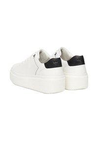 Sneakers albe cu platformă și accente negre la toc. Material de piele netedă, design cu vârf rotund și talpă texturată proeminentă. Detalii de cusătură minimalistă.