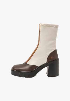 Braune und beige Knöchelstiefel mit schickem Design, aus Leder und Stoff, dicker Blockabsatz und kontrastierender Seitenpartie.