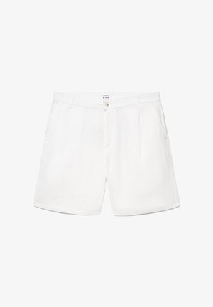 Pantaloncini bianchi su misura con passanti per cintura, chiusura con bottone e zip, pieghe frontali e tasche laterali, mostrati su sfondo bianco.