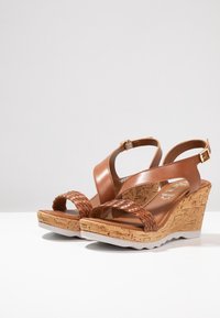 s.Oliver Sandali con plateau - cognac