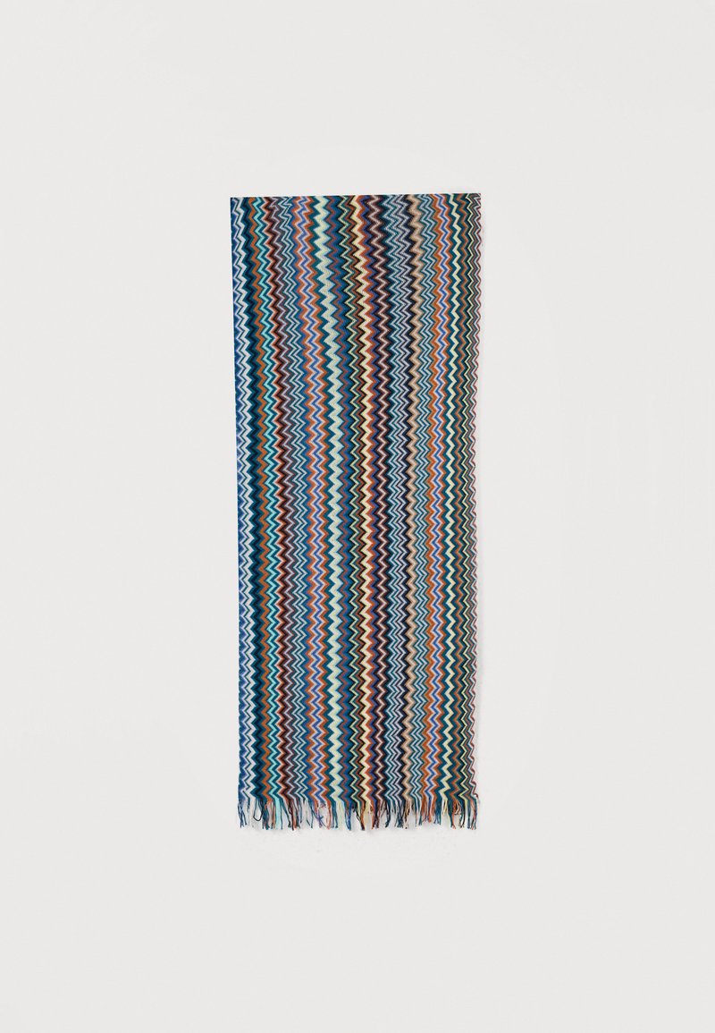 Szalik z wielobarwnym wzorem w jodełkę z frędzlami na krawędziach, w odcieniach niebieskiego, pomarańczowego, różowego, zielonego i białego na jednolitym tle.