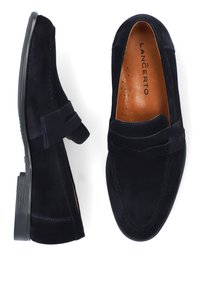 Granatowe zamszowe mokasyny z dekoracyjnym paskiem, gładka skórzana wkładka oraz gumowa podeszwa. Ozdobione szczegółowym przeszyciem wzdłuż brzegów.