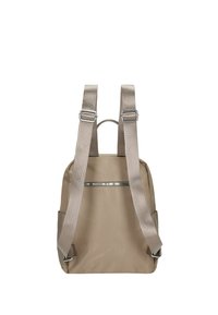 Beżowy plecak nylonowy z regulowanymi tkaninowymi paskami, zamykaną na zamek kieszenią z przodu i kieszeniami bocznymi. Gładka tekstura i minimalistyczny design.