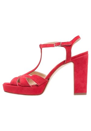 Sandale à talon haut pour femme en daim rouge avec bride en T, bout ouvert, boucle à la cheville, semelle plateforme et talon épais.