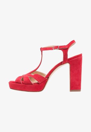 Sandale à talon haut pour femme en daim rouge avec bride en T, bout ouvert, boucle à la cheville, semelle plateforme et talon épais.