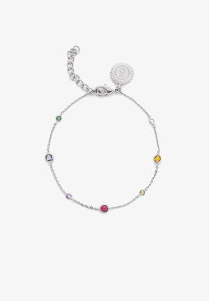 Bracelet en argent avec une chaîne délicate, orné de sept pierres précieuses colorées de tailles variées, fixé par un fermoir de type homard et une plaque pendentif.