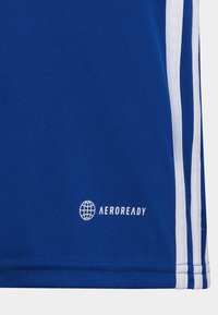 Camisa deportiva azul con una textura suave, rayas laterales blancas y el logotipo "AEROREADY" en blanco en el dobladillo.