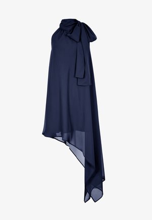 Granatowa asymetryczna sukienka zChiffon z dekoltem halter oraz dużą kokardą na ramieniu, charakteryzująca się lekką i zwiewną fakturą.