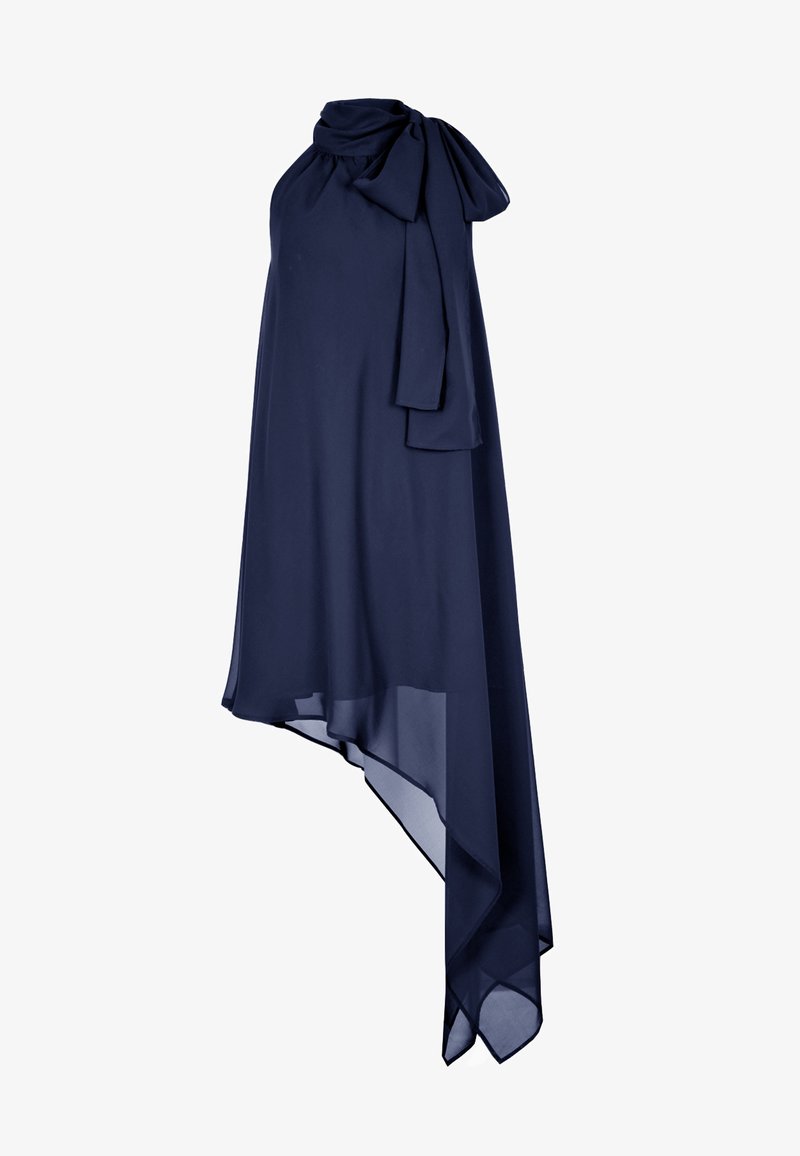 Granatowa asymetryczna sukienka zChiffon z dekoltem halter oraz dużą kokardą na ramieniu, charakteryzująca się lekką i zwiewną fakturą.