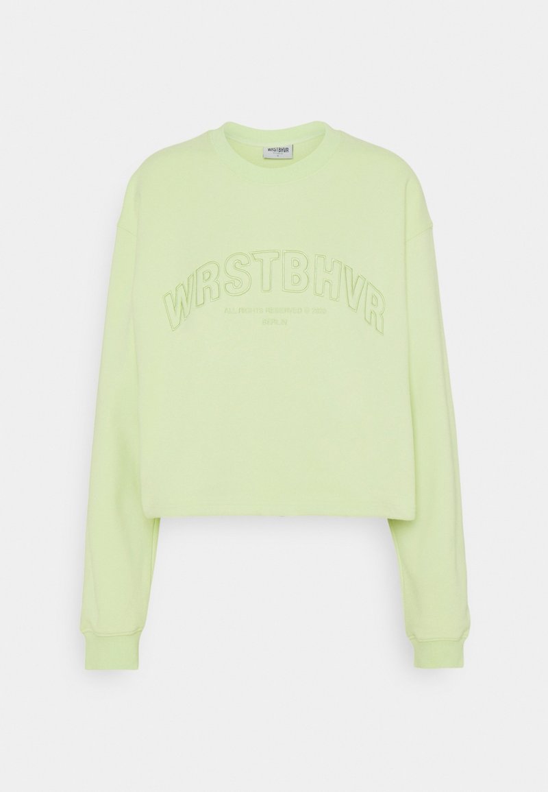 Sweat-shirt court à manches longues vert clair avec poignets côtelés et texte embossé "WRSTBHVR" sur la poitrine.
