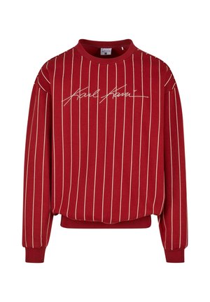 Sweatshirt rouge avec des rayures verticales crème, col rond et poignets élastiques. Présente un logo de marque en cursive sur le devant. Fabriqué en tissu doux.
