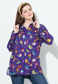 Camicia button-up viola decorata con vari motivi di uccelli colorati, con tasca sul petto e maniche lunghe. Tessuto morbido con una vestibilità comoda.