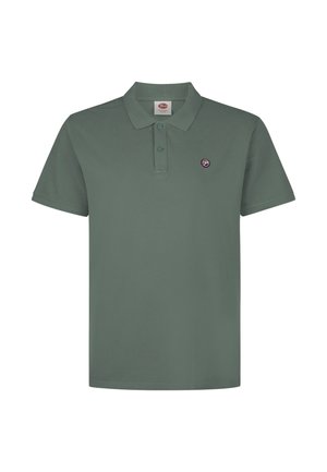 Krótka koszulka polo w oliwkowym kolorze z dwoma guzikami i małym okrągłym logo na lewej piersi.
