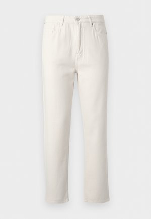 Jean blanc droit avec poches avant et arrière, passants pour ceinture, et fermeture par bouton et zip.