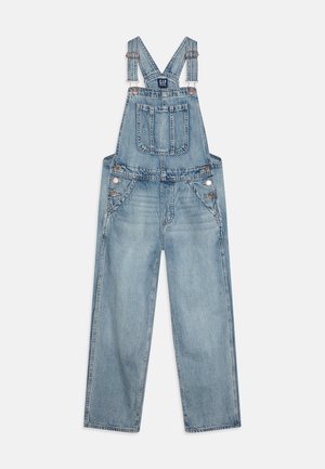 Pantalones de mezclilla azul claro con tirantes ajustables, bolsillos frontales y herrajes de metal. Corte holgado con piernas rectas y textura deslavada.