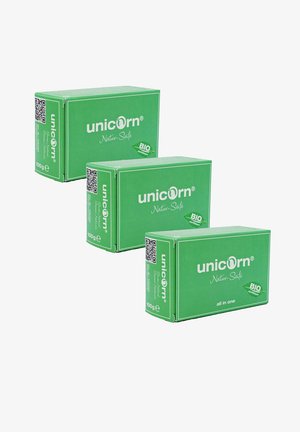 Drei grüne rechteckige Seifenschachteln mit der Aufschrift "unicorn Natur-Seife", jeweils 100 g, mit BIO-Zertifizierungslogos und QR-Codes an den Seiten.