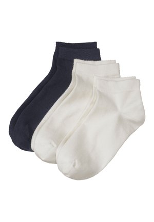 Drei Paar Knöchelsocken: ein Paar in Marineblau und zwei Paar in Weiß. Hergestellt aus einem glatten, dehnbaren Stoff mit einem gerippten Bund. Einfaches Design, keine Muster.