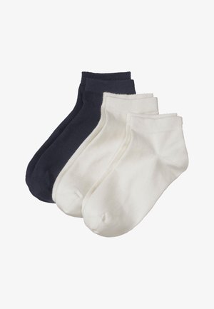 Drie paar enkel sokken: één marineblauw en twee witte. Gemaakt van een gladde, rekbare stof met een geribde boord. Eenvoudig ontwerp, zonder patronen.