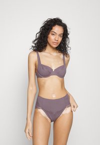 Triumph NATURAL SPOTLIGHT MAXI - Figi