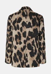 L leopardų rašto paltas, pagamintas iš minkšto, tekstūruoto audinio. Yra juodos ir rudos spalvų atspalvių, su išpjovimu ir laisvu kirpimu tiesiu siluetu.