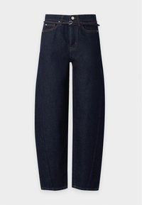 Jean large bleu foncé taille haute, passants de ceinture, fermeture par bouton et surpiqûres orange visibles.