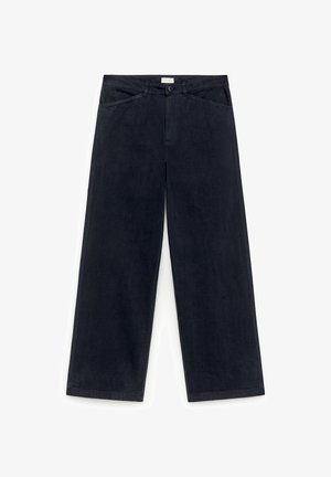 Weit geschnittene Hosen aus dunkelblauem Denim. Sie verfügen über einen Standardbund, einen vorderen Reißverschluss und Taschen mit einer glatten, matten Oberfläche.