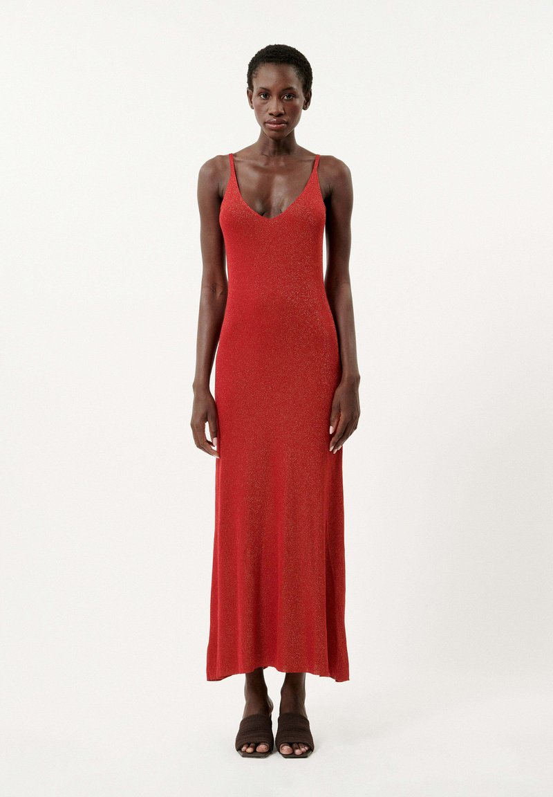 Robe maxi rouge sans manches avec un décolleté en V, présentant un corsage ajusté et un ourlet évasé. Tissu doux et texturé avec un effet de légère brillance.