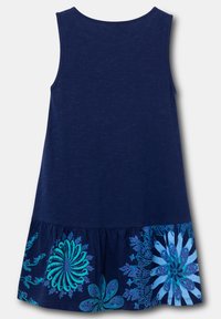 Abito senza maniche blu navy con orlo arricciato che presenta motivi floreali in turchese e azzurro chiaro. Tessuto dalla trama liscia, scollatura rotonda.