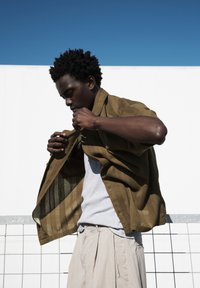 PULL&BEAR SHORT SLEEVE RUSTIC - Ing - green