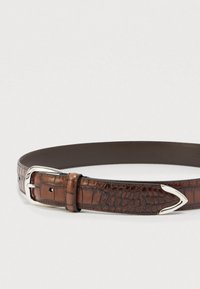 Cinturón de cuero marrón con textura de cocodrilo, con una hebilla de metal plateada y un forro interior liso.