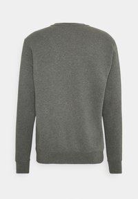 Grå crewneck sweatshirt tillverkad av texturerat tyg, med långa ärmar och ribbade muddar och nederkant, med en enkel baksida.