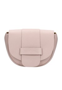 Růžová kožená kabelka zaobleného tvaru, s přední klopou a centrálním uzávěrem na popruh. Hladký povrch s jemným zrnitým detailem.