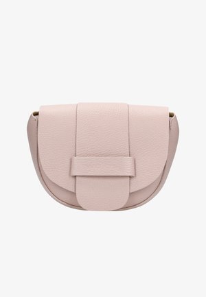 Růžová kožená kabelka zaobleného tvaru, s přední klopou a centrálním uzávěrem na popruh. Hladký povrch s jemným zrnitým detailem.