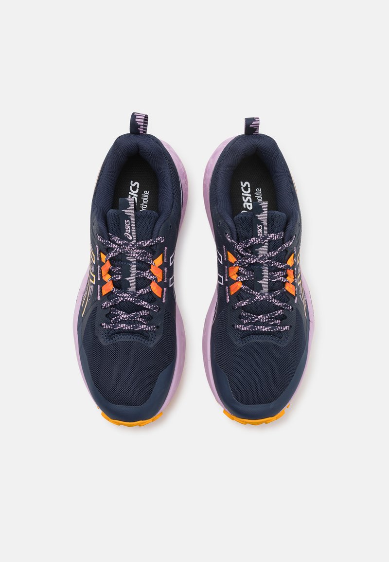 Ciemnoniebieskie buty sportowe z siateczkową cholewką, fioletową podeszwą, pomarańczowymi akcentami i wzorzystymi sznurówkami. Posiadają pętelkę z tyłu dla łatwego zakładania.